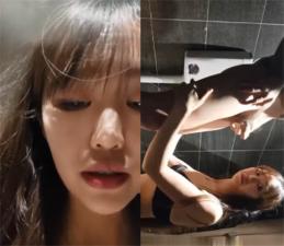 雪儿粉和男粉丝在网吧厕所约啪，爽到高潮但不敢叫出