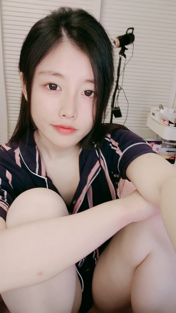 9分颜值气质女神！大尺度全裸诱惑！极品美臀翘起，摆弄各种姿势，骑乘位骚逼特写，白丝美腿性感