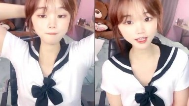 和男友激情操b，情趣制服一脸呆萌，扶着屌吸吮，骑上来抱着屁股操，爽的直浪叫